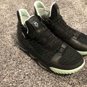 Lebron 16 “Glow” edition size 12